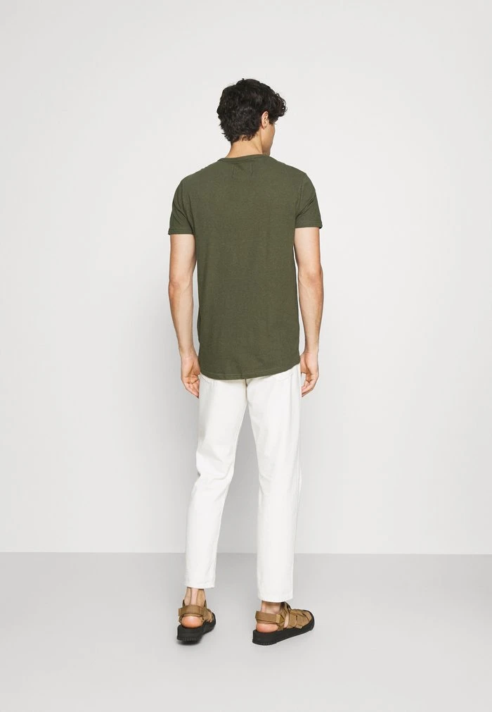 COHEN - T-shirt basique - army INDICODE JEANS COHEN - T-shirt Basique - Army -INDICODE Ventes 7187a59bc54a4614ae502fa274146a2a