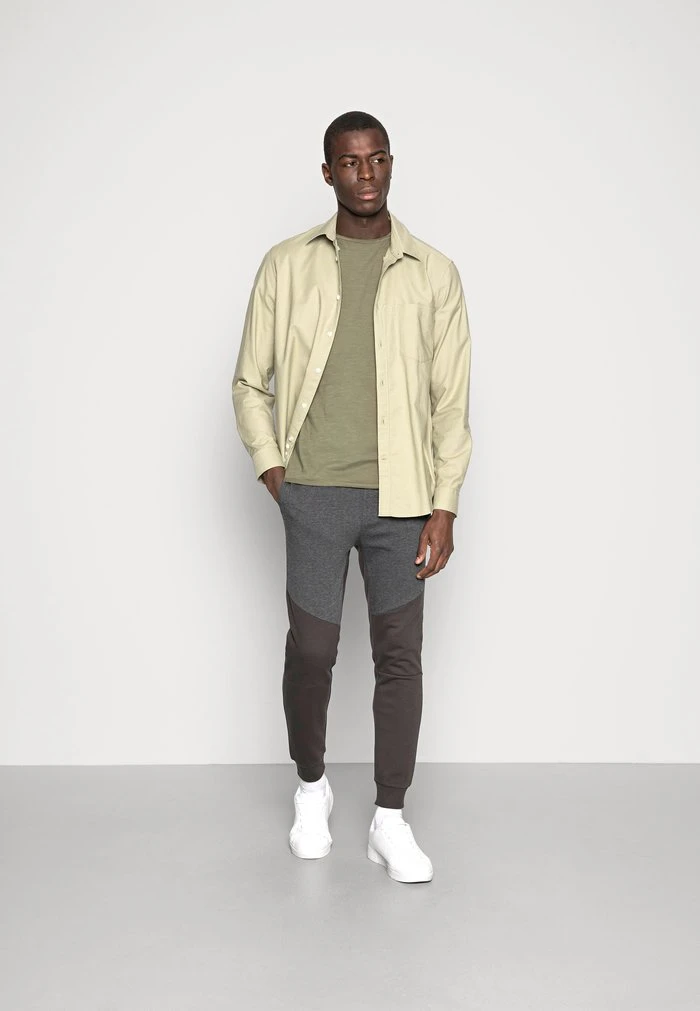 ALAIN - T-shirt basique - army INDICODE JEANS ALAIN - T-shirt Basique - Army -INDICODE Ventes d4d7c6ba54ea485d9bc2d2e356ca4f26